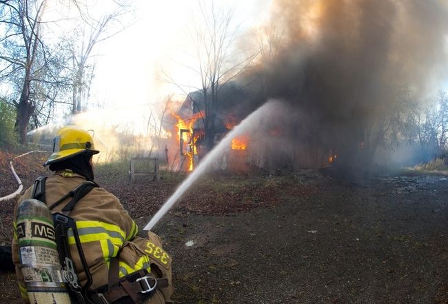 Une grange abandonnée flambe à Auteuil