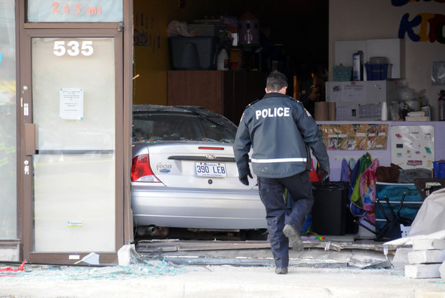 Accident à la garderie : la voiture n’était pas stationnée devant la vitrine