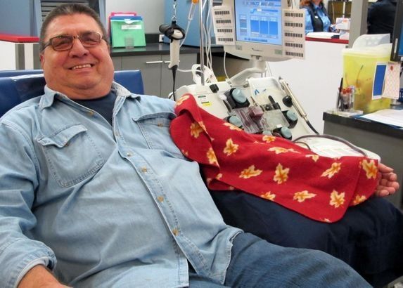 Dons: un homme de Laval se fait le cadeau d'un 572e don de sang en 45 ans