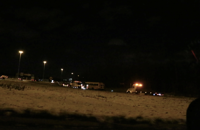Un autobus scolaire entre en collision avec une voiture en panne