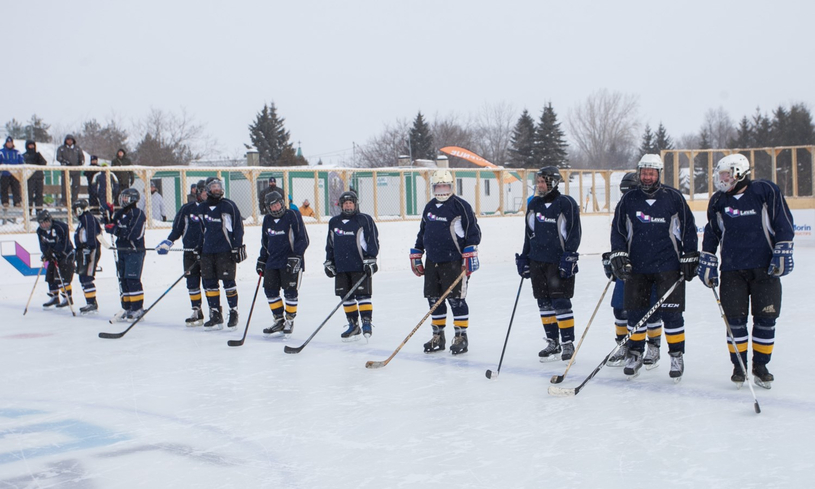Sur la glace, malgré le temps froid, pour la persévérance scolaire