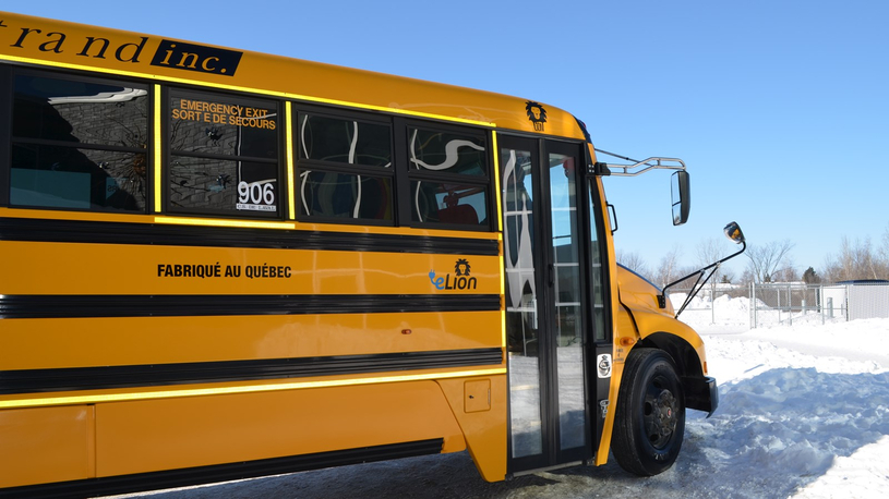 Six autobus scolaires électriques mis en service à Laval