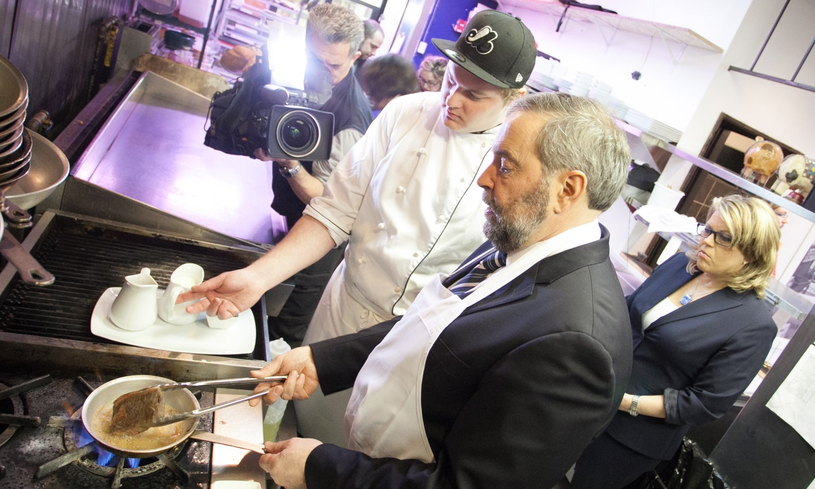 VIDÉO : Thomas Mulcair parle PME et fait flamber un steak