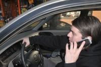 Manger et lire son journal au volant peut s'avérer fatal