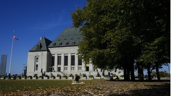La Cour suprême confirme que les demandeurs d'asile ont droit aux CPE