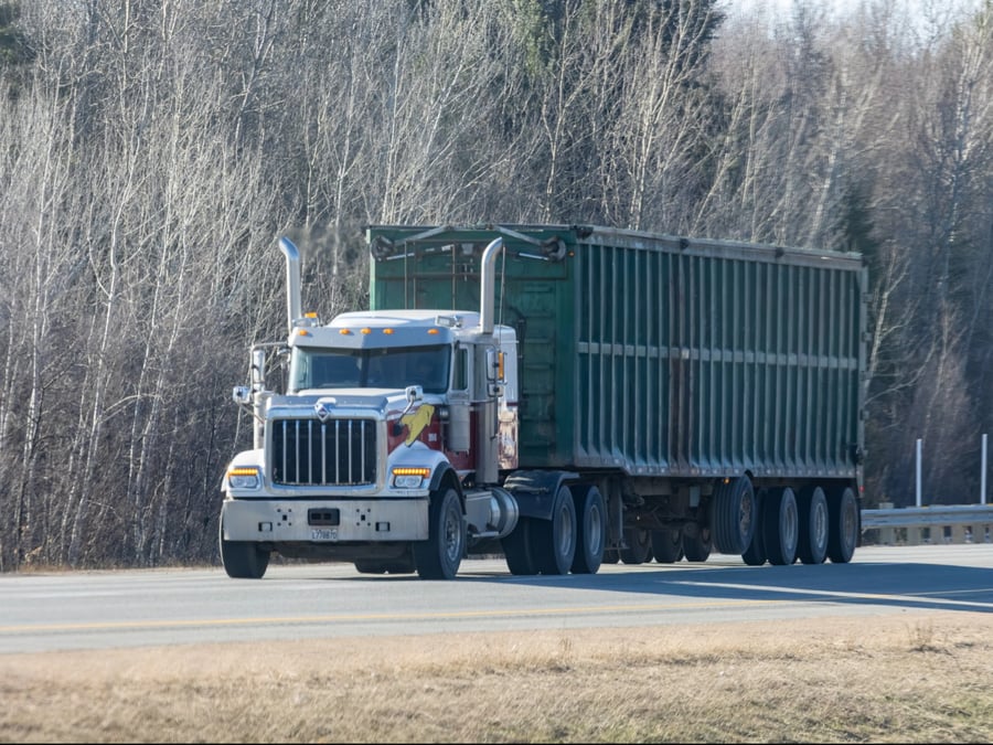Aluminium ou acier : quel matériau choisir pour sa remorque de transport ?