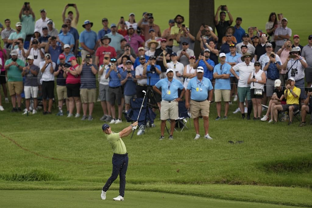 McIlroy entreprend la deuxième ronde du Championnat de la PGA en tête