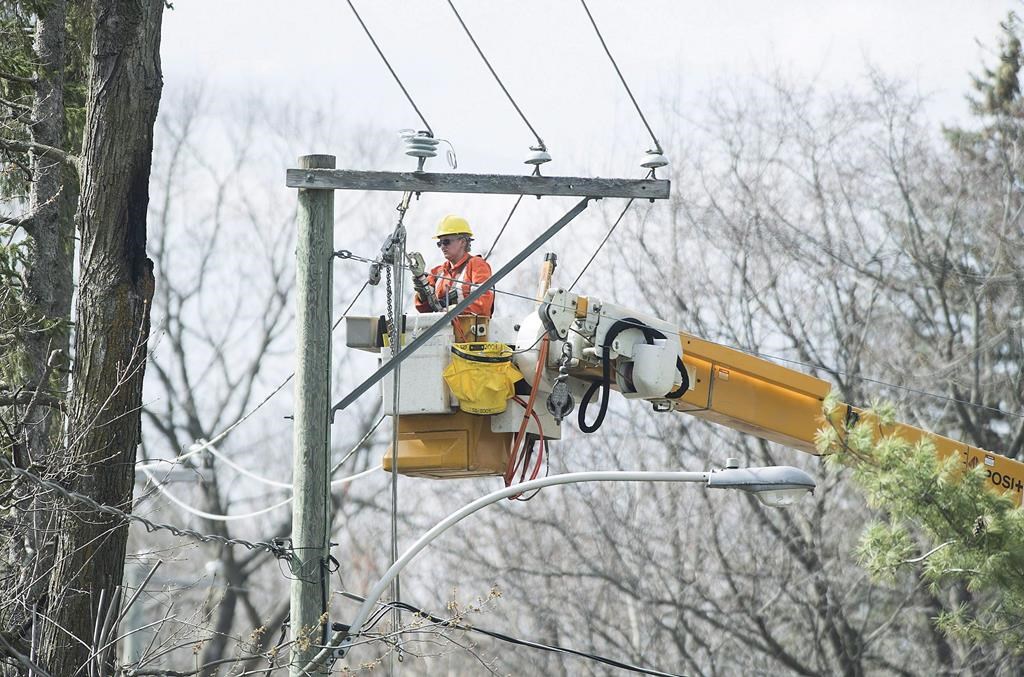 Dégâts et pannes d'électricité au lendemain d'orages violents au Québec