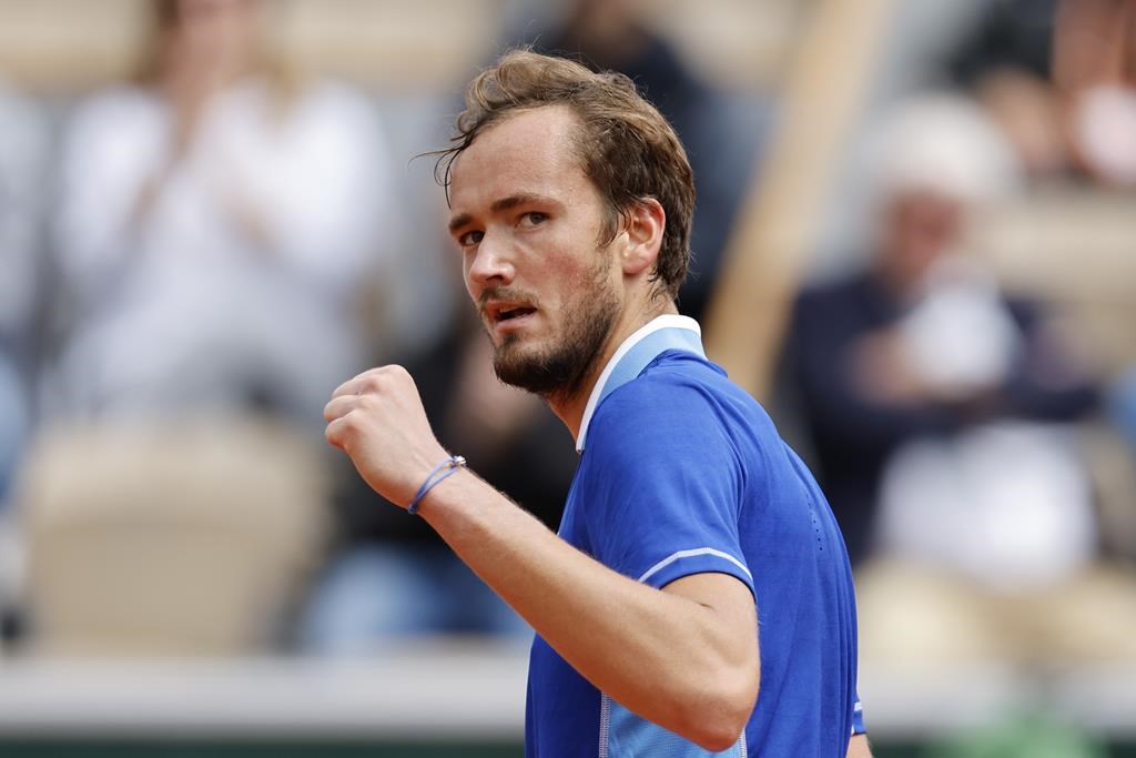 Daniil Medvedev franchit avec succès le premier tour à Roland Garros
