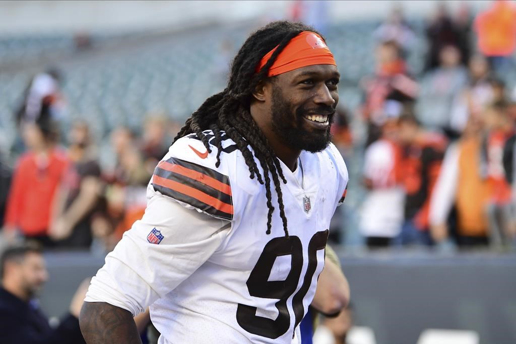 Clowney prolonge son séjour avec les Browns, pourchassera les quarts avec Garrett
