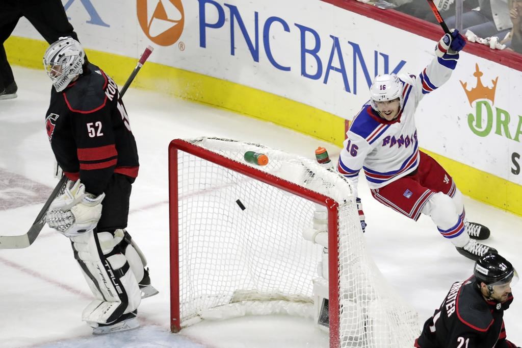 Les Rangers gagnent à l'étranger et éliminent les Hurricanes en sept matchs