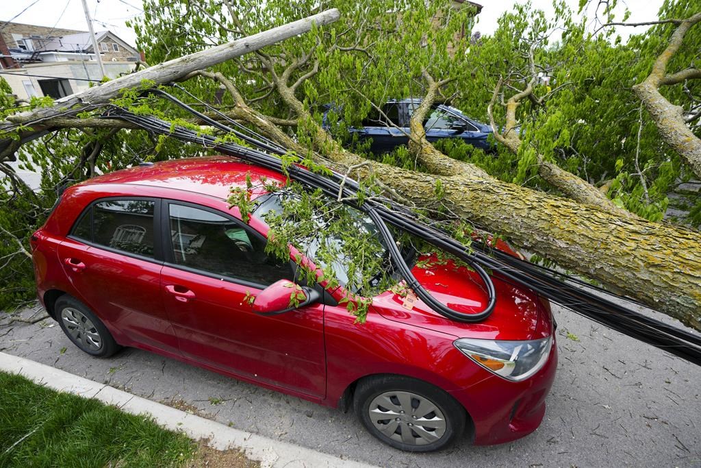 Des dizaines de milliers d'Ontariens toujours privés d'électricité depuis samedi