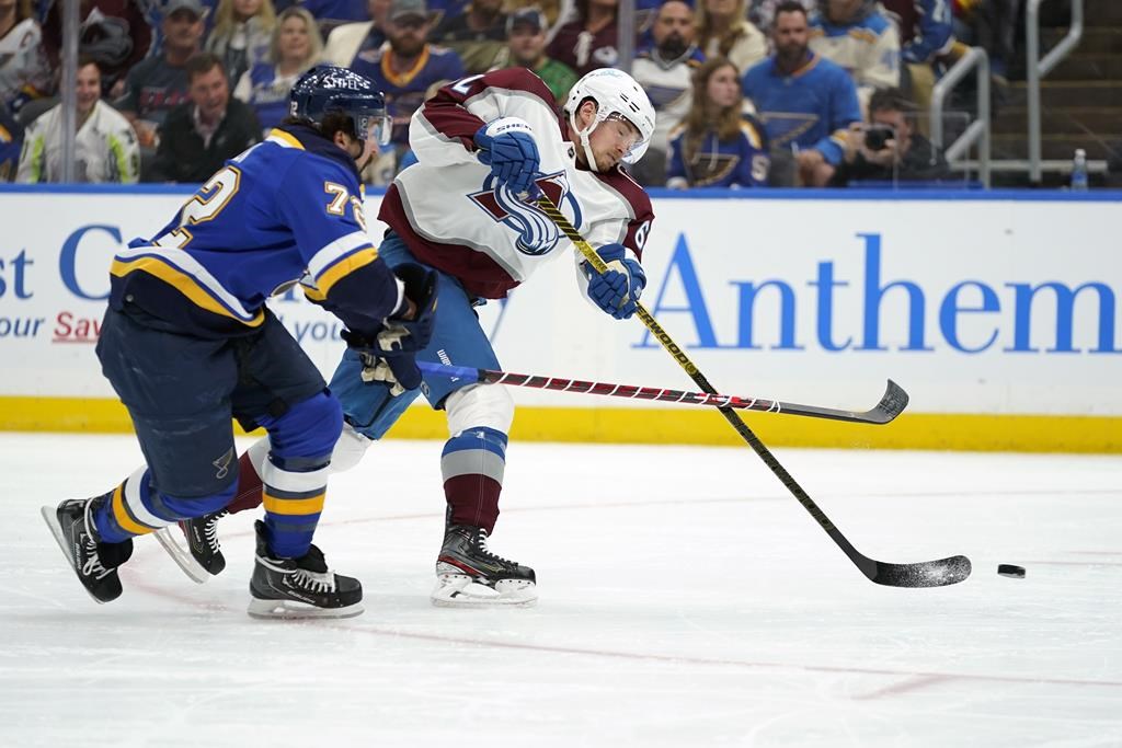 Artturi Lehkonen marque deux buts dans une victoire de 5-2 de l'Avalanche à St. Louis