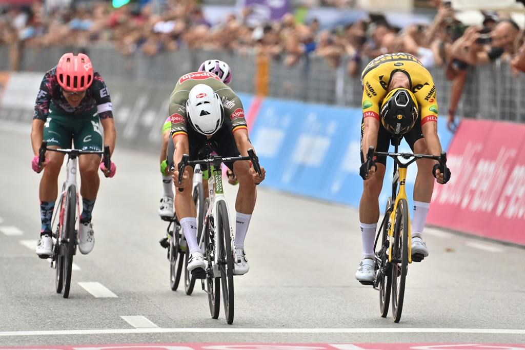 De Bondt remporte la dernière étape sur le plat au 'Giro'; Carapaz toujours en tête