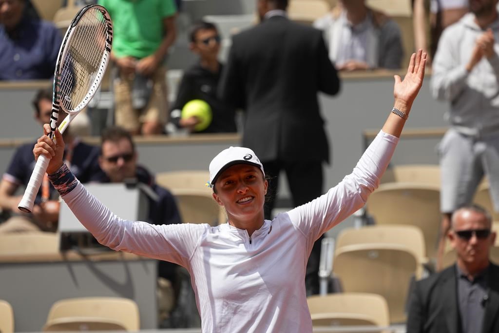 Swiatek poursuit sa route à Roland-Garros, signe une 31e victoire de suite