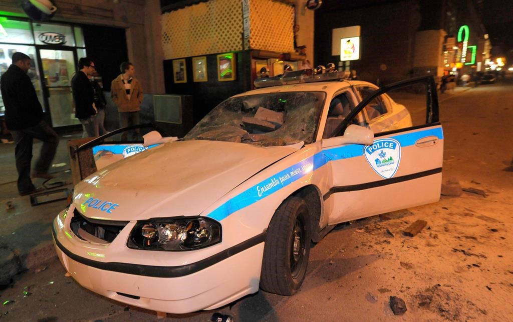 Montréal: un policier qui a été visé par des projectiles jeudi n'a pas été blessé