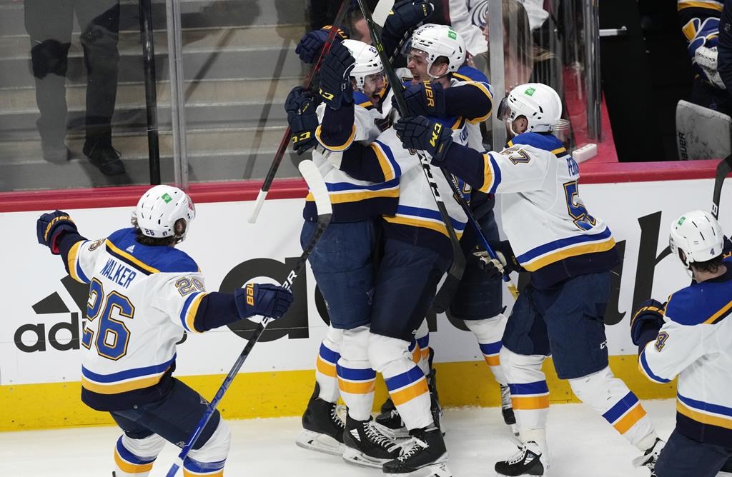 Tyler Bozak donne la victoire aux Blues en prolongation, 5-4; la série se prolonge