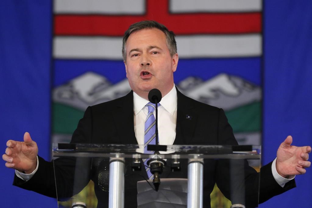 Kenney reste en poste pour l'instant, afin d'assurer la continuité au gouvernement