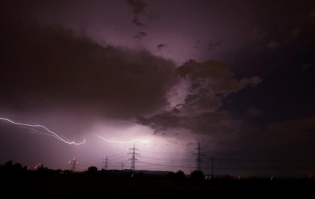 Deux parapentistes se tuent en Allemagne; d'autres orages violents sont attendus