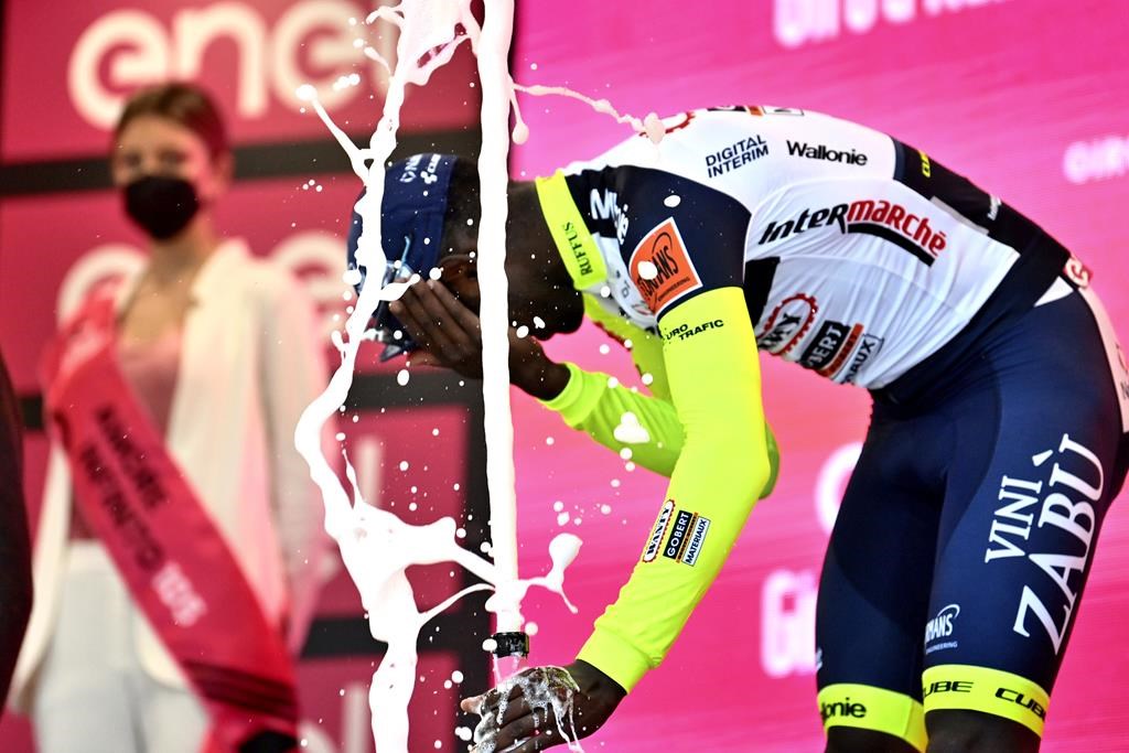 Biniam Girmay gagne la 10e étape du Giro et place le cyclisme africain à l'avant-plan