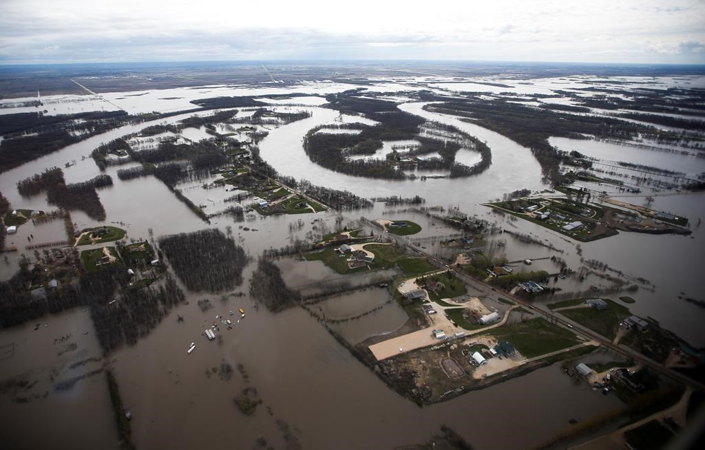 Inondations au Manitoba: visite de la première ministre en hélicoptère