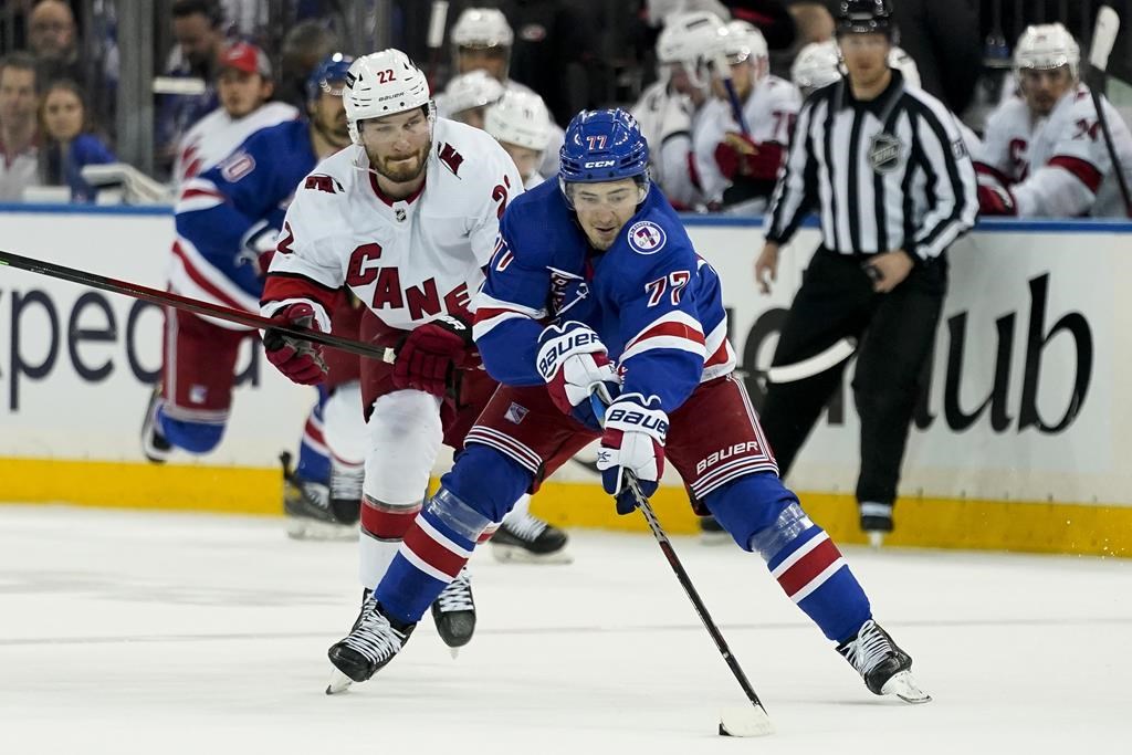 Les Rangers dominent les Hurricanes 4-1 dans le 4e match et égalent la série