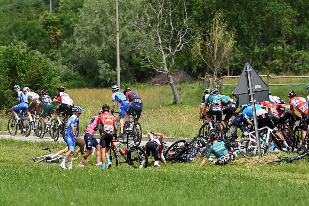 Carapaz fait fi d'une chute et conserve la tête du Giro après la 15e étape