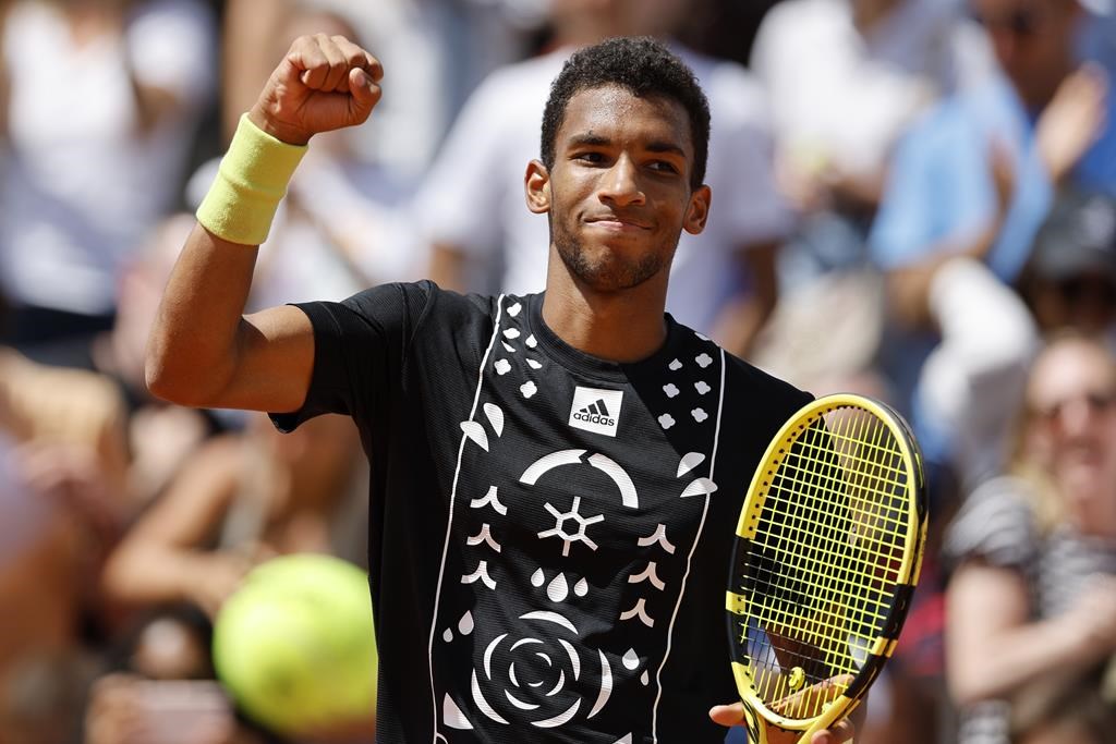 Auger-Aliassime défait sèchement Ugo Carabelli et accède au 3e tour à Roland-Garros