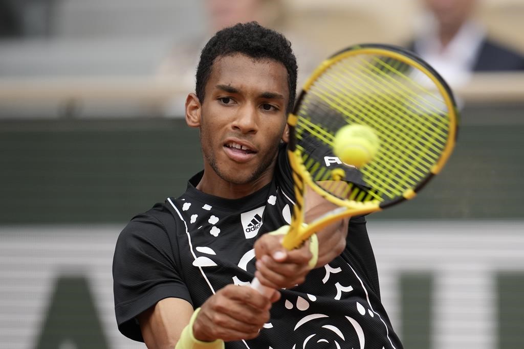 Auger-Aliassime gagne en cinq manches contre Varillas au premier tour à Roland-Garros