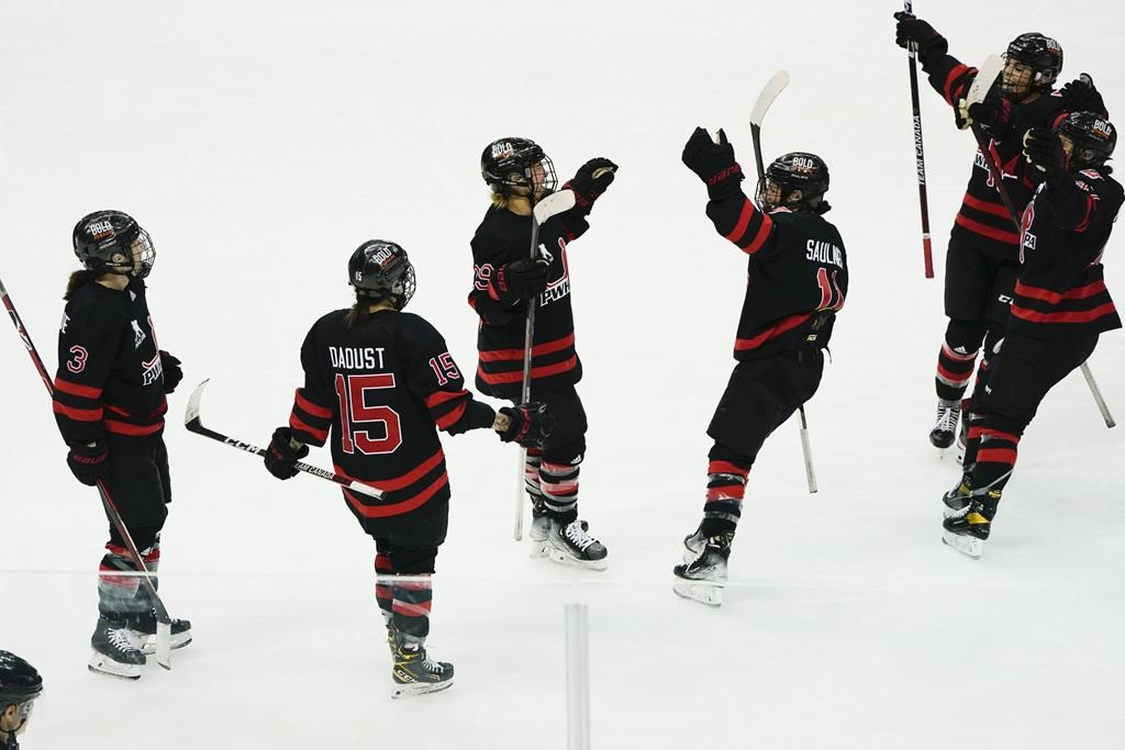 La longue attente des jeunes hockeyeuses canadiennes est terminée