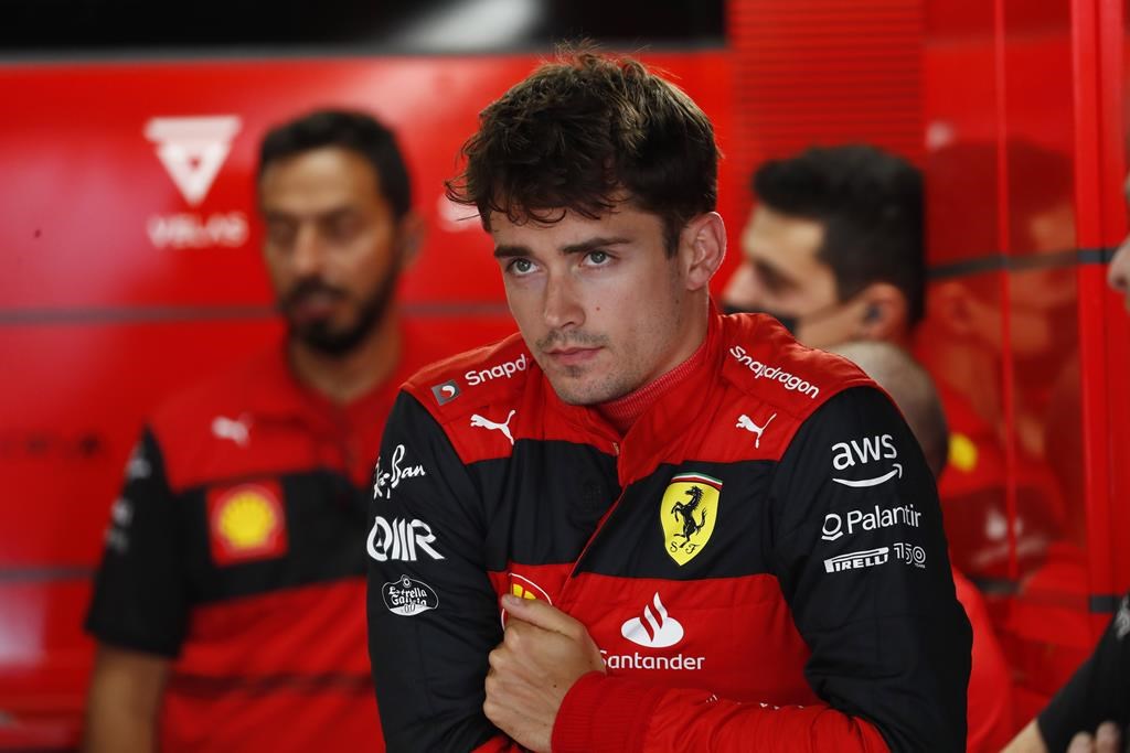Le pilote Ferrari Charles Leclerc balaie les essais libres du Grand Prix d'Espagne