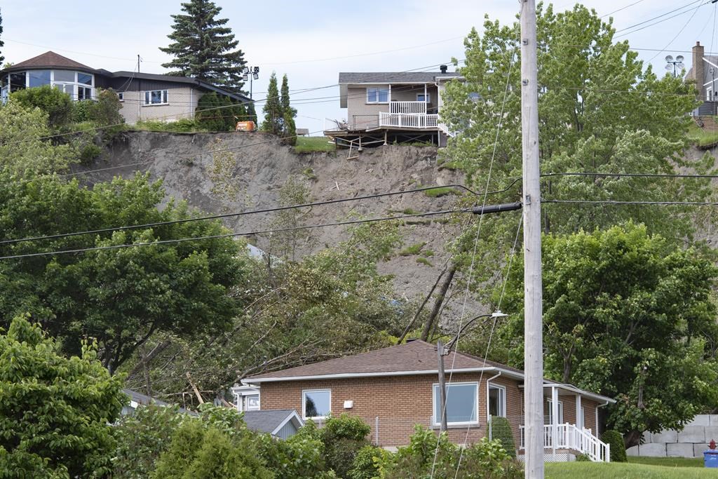 Québec prolonge l'état d'urgence à Saguenay, menacée par des glissements de terrain