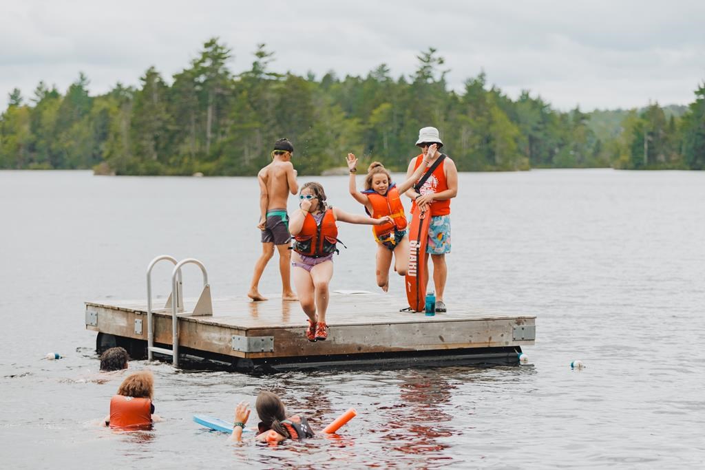 Un camp d'été néo-écossais offre des places pour des enfants en deuil