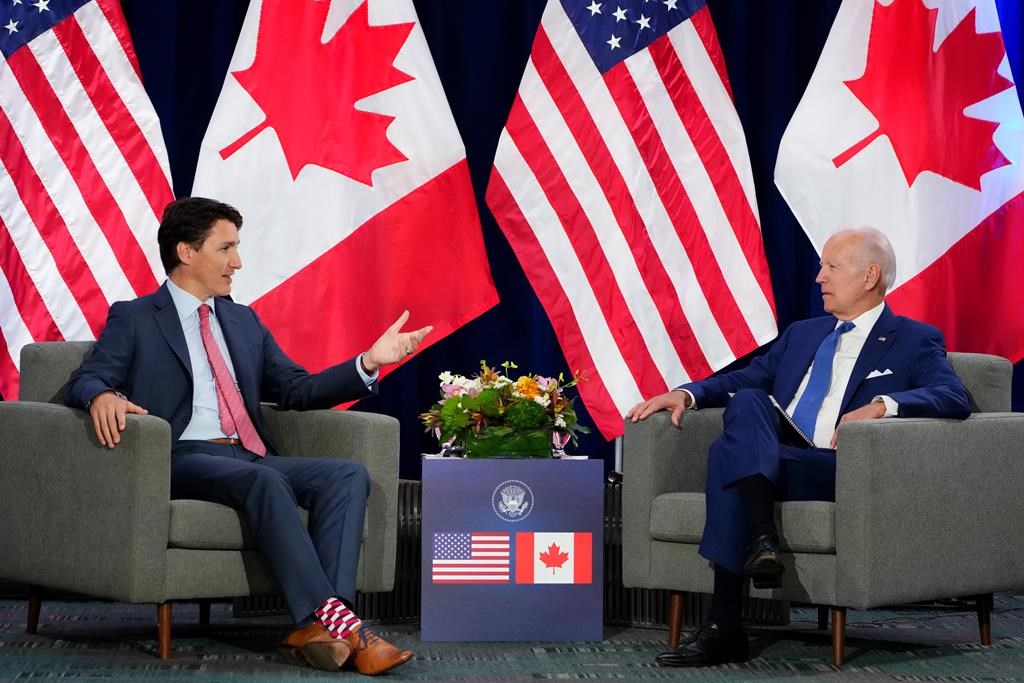 Sondage: confiance des Canadiens en Biden en recul, mais en hausse à l'égard des USA