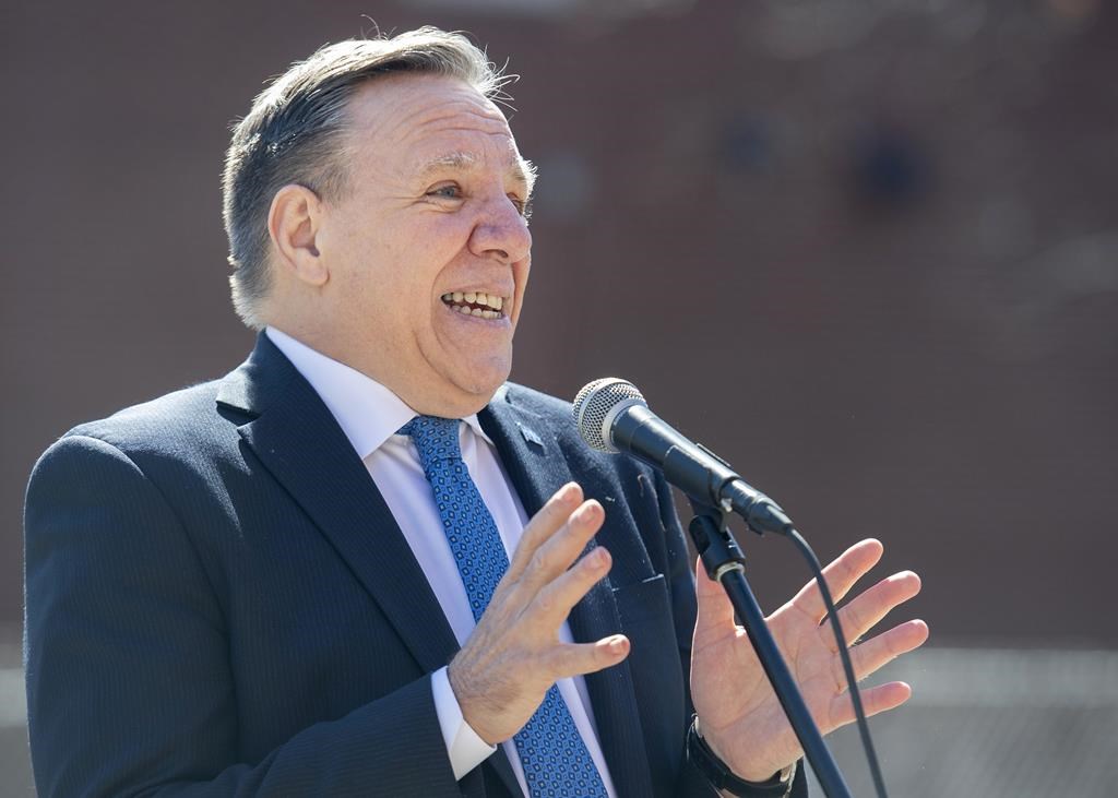 François Legault cherche à ravir le siège de Lise Thériault aux libéraux