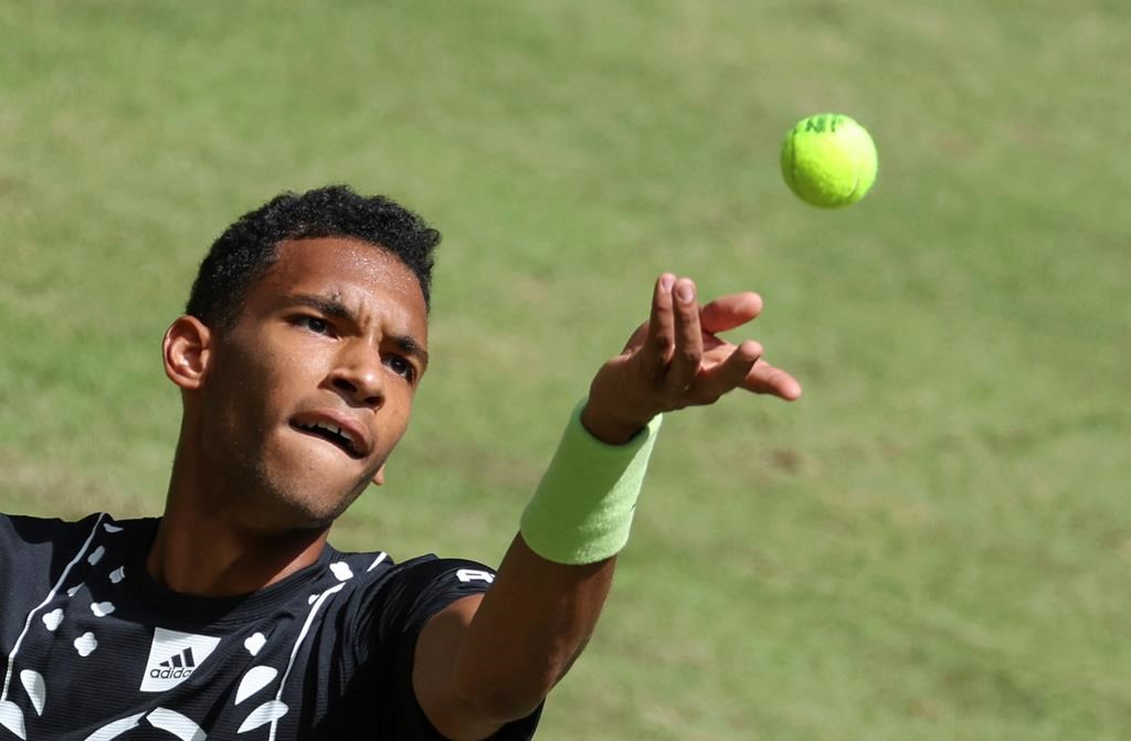 Félix Auger-Aliassime s'impose difficilement à son premier match à Halle