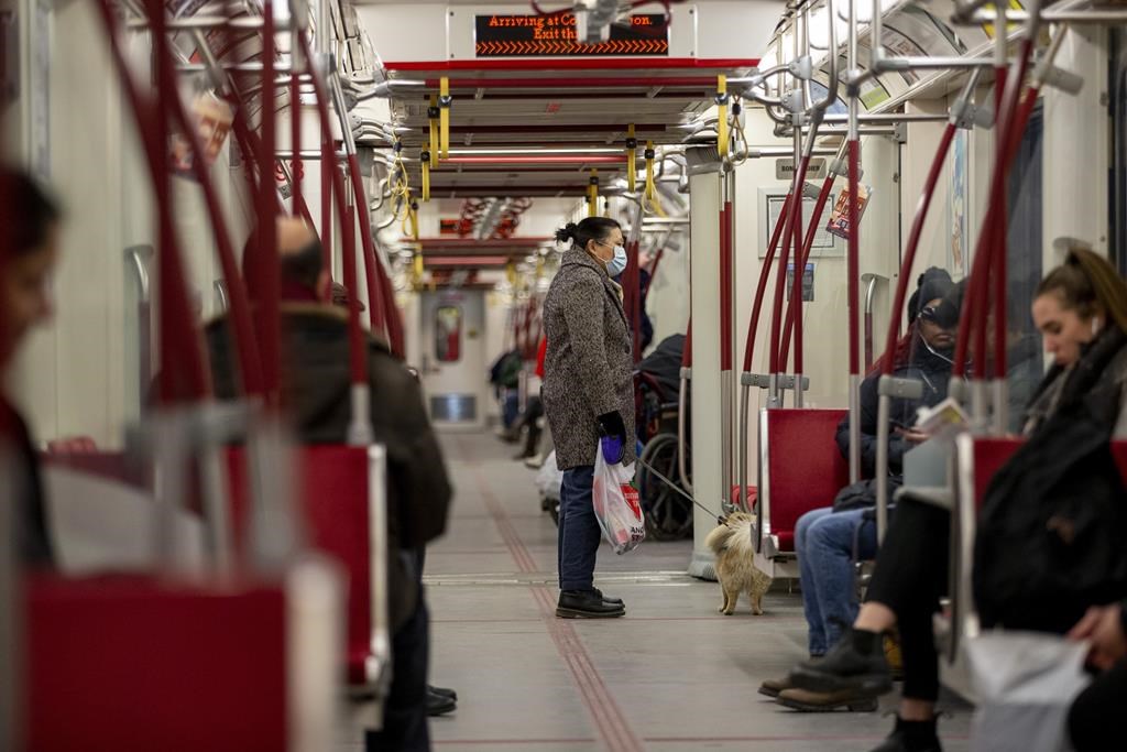 Le couvre-visage n'est plus obligatoire dans les transports en Ontario