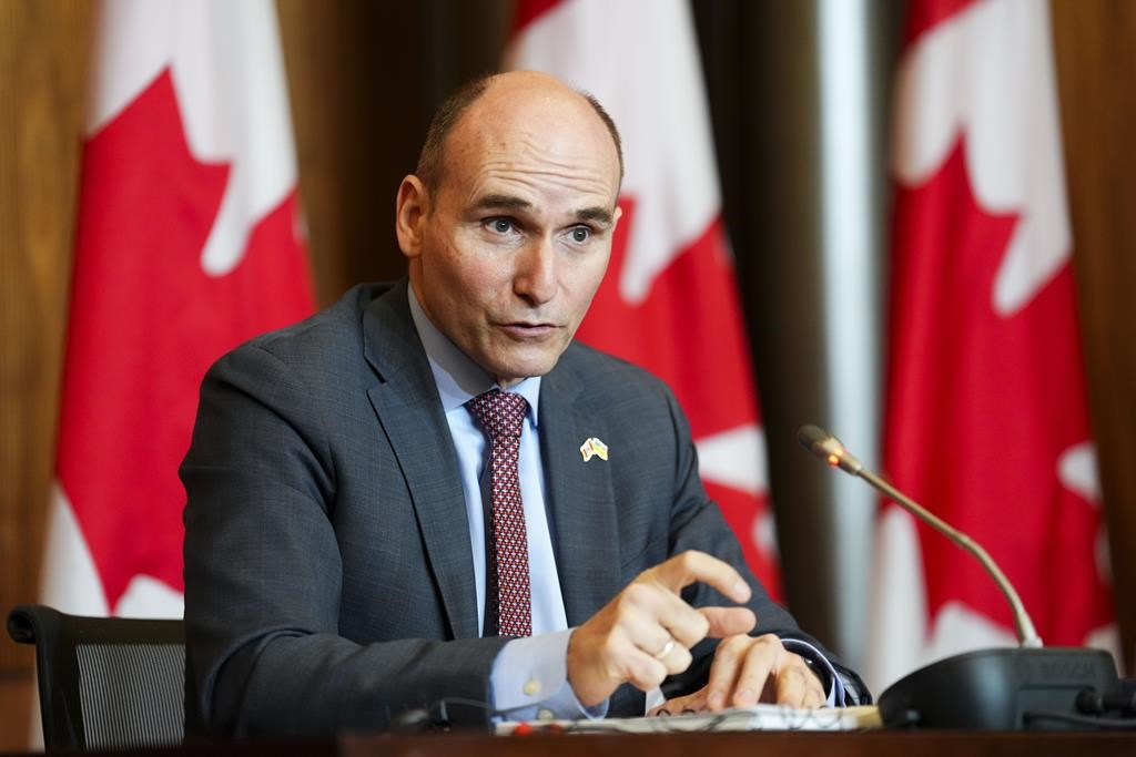 Ottawa n'écarte pas d'instaurer une obligation vaccinale à trois doses à l'automne