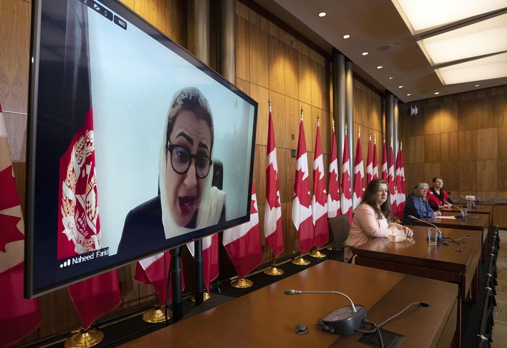 Une députée afghane forcée de fuir son pays demande au Canada d'en faire plus encore