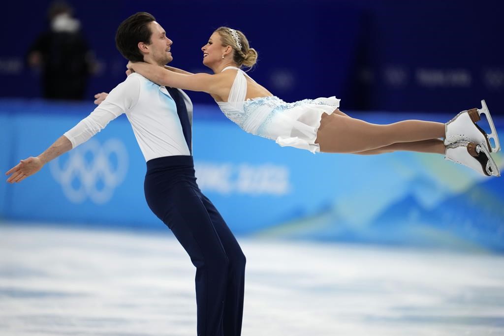 Les triples champions canadiens en couple Moore-Towers et Marinaro à la retraite