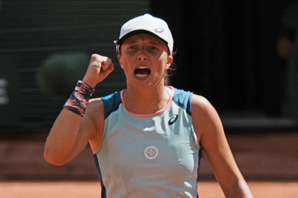 Iga Swiatek poursuit sa route dans la controverse à Roland-Garros