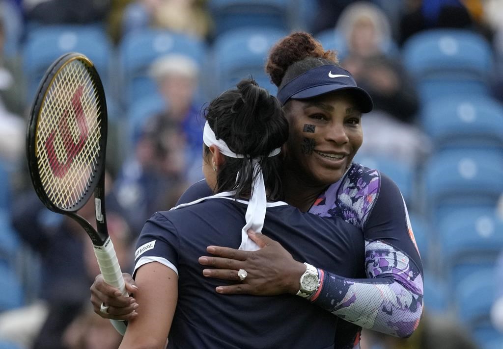 Serena Williams de retour, en double; elle et Jabeur l'emportent au bris d'impasse
