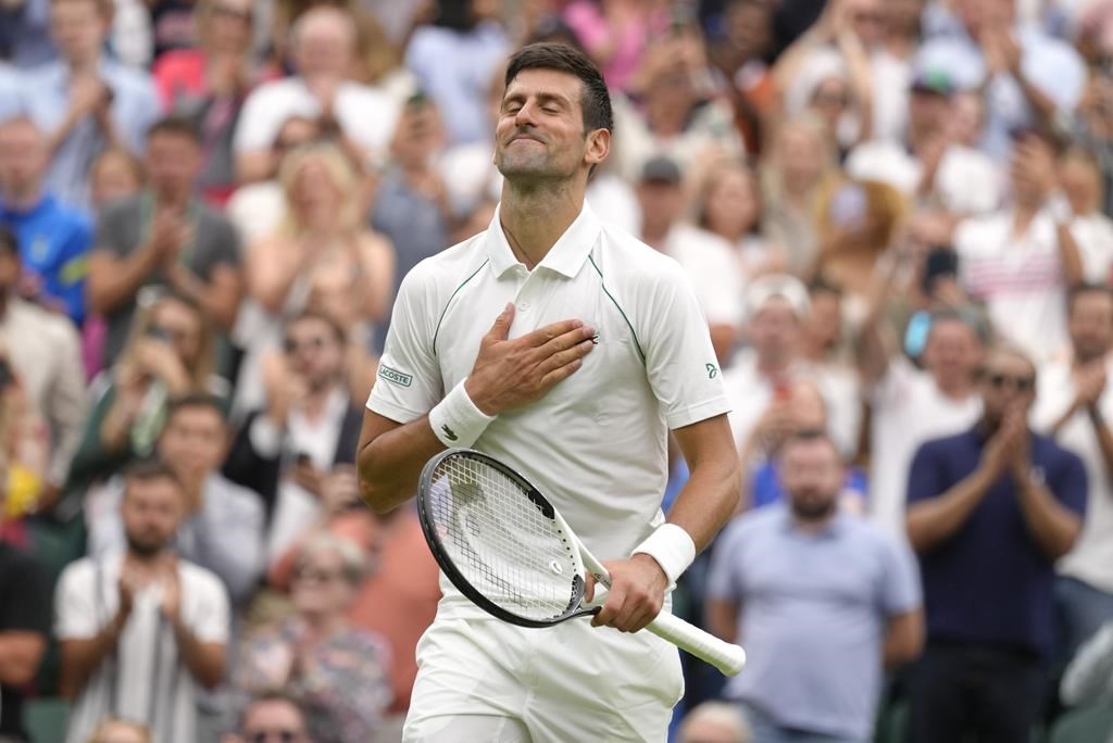Novak Djokovic signe une victoire en quatre sets à son premier match à Wimbledon