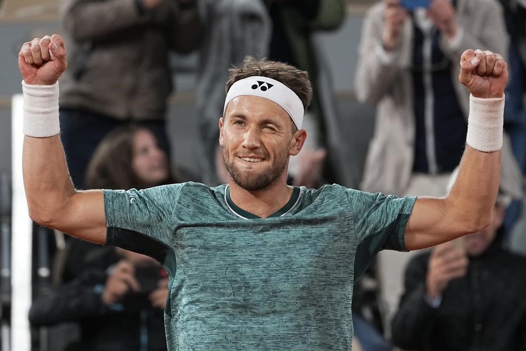 Rafael Nadal, suivi par son médecin, se dirige vers le carré d'as à Roland-Garros