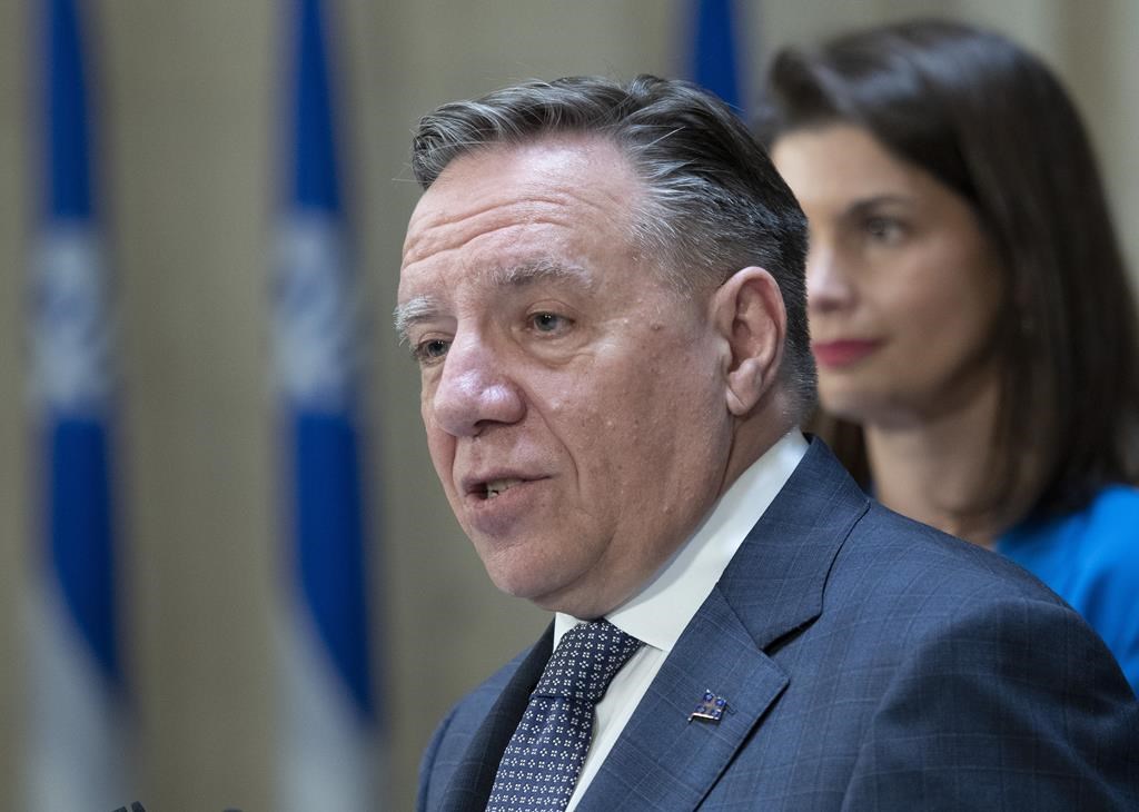 Sondage: les Québécois sont d'accord avec les chèques, selon Legault