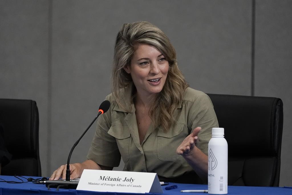 Diplomate à une fête à l'ambassade russe: «ça n'aurait jamais dû arriver», dit Joly