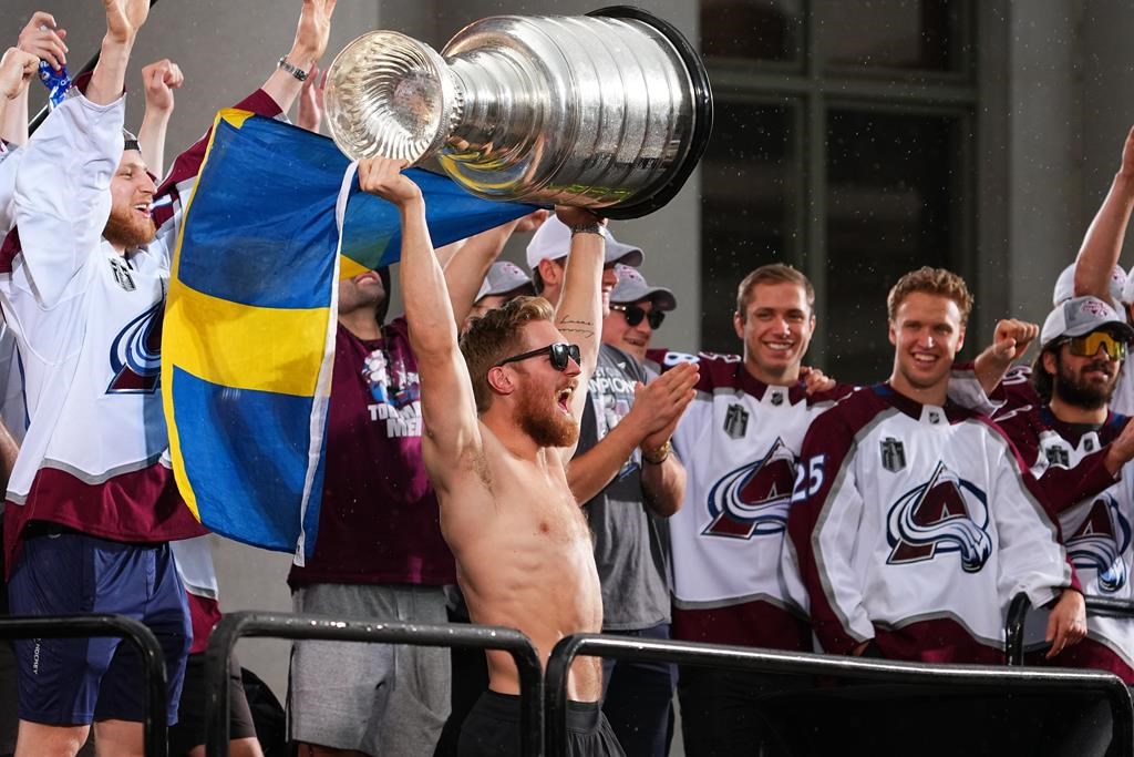 L'Avalanche célèbre avec ses partisans lors du défilé des champions