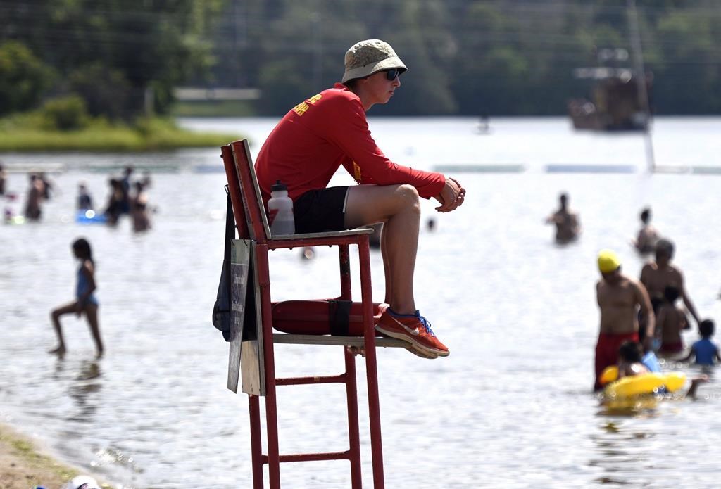 La pénurie de sauveteurs a des répercussions sur les piscines dans tout le Canada