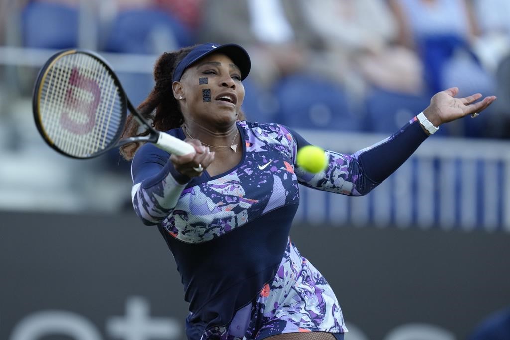 Le jeu de Serena Williams s'améliore à son 2e match de double à Eastbourne