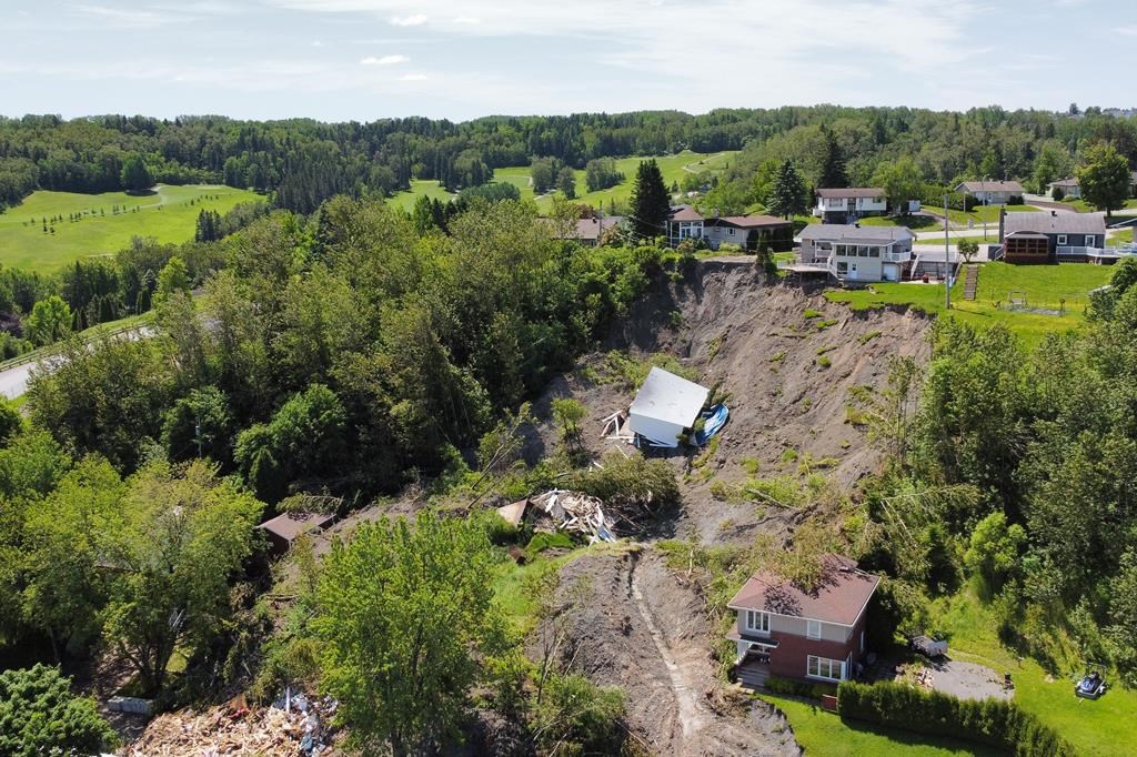 François Legault rend visite aux sinistrés du glissement de terrain à La Baie